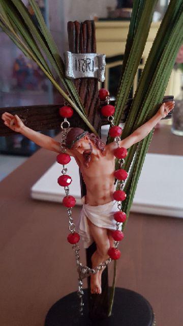 Salib Yesus Duduk Motif Kayu 21 Cm