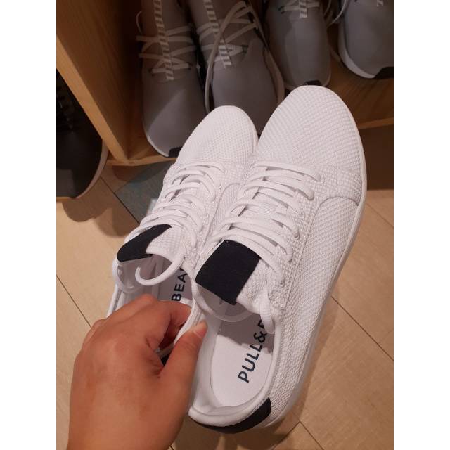 Sepatu pull&bear white