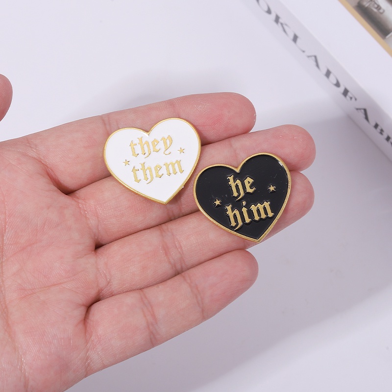 Bros Pin Enamel 3 Desain He She Pasang Tas Ransel