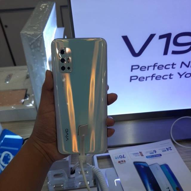 VIVO V19 dengan Ram 8/128 batt 4500 mahh. Quadcamera 48MP,8MP,2MP,2MP Camera 32MP Super Night Selfie