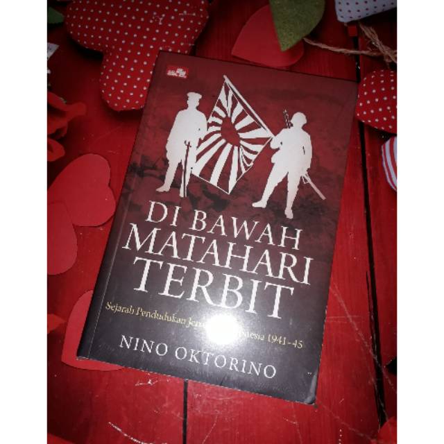Di Bawah Matahari Terbit (Nino Oktorino)