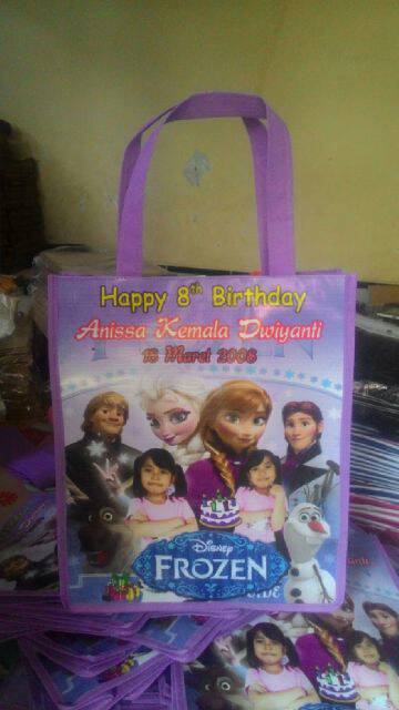 

TAS SOUVENIR ULTAH ANAK MODEL KOTAK TENTENG