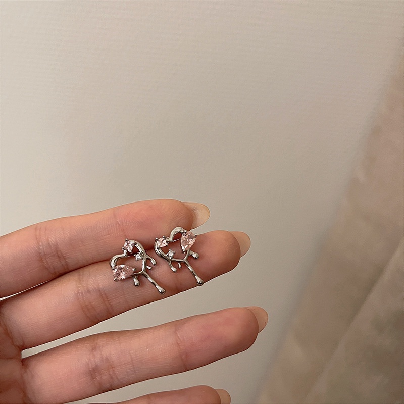 Anting Tusuk Gantung Bahan Metal Desain Hati Hias Zircon Pink Gaya Vintage / Korea Untuk Wanita