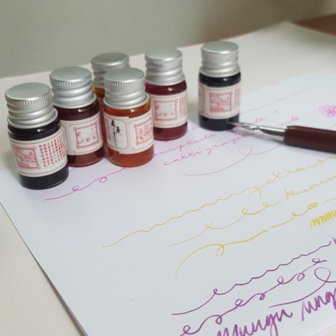 

Promo Tinta Calligraphy Kaligrafi Warna, Tidak Luntur, Gliter Bergaransi