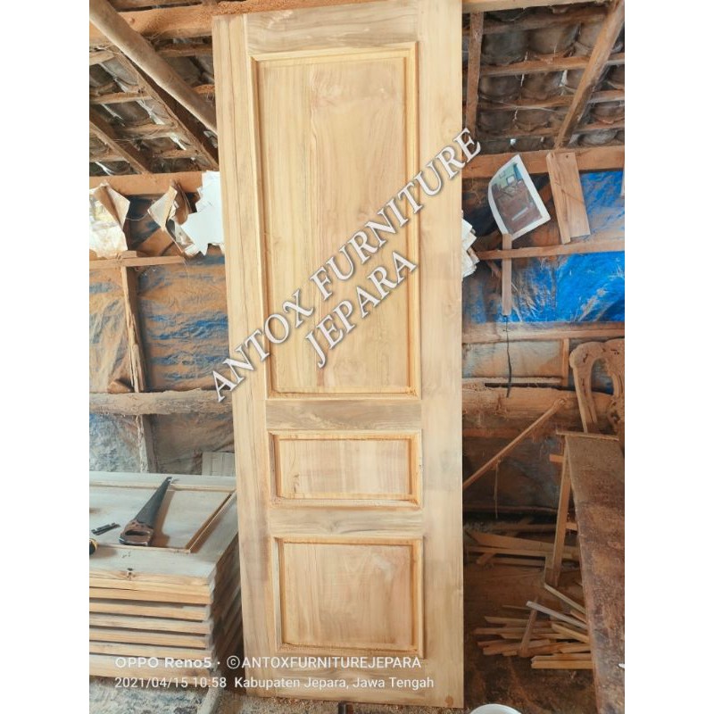 Pintu rumah kayu jati
