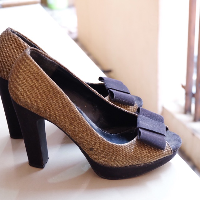 VNC Heels gold
