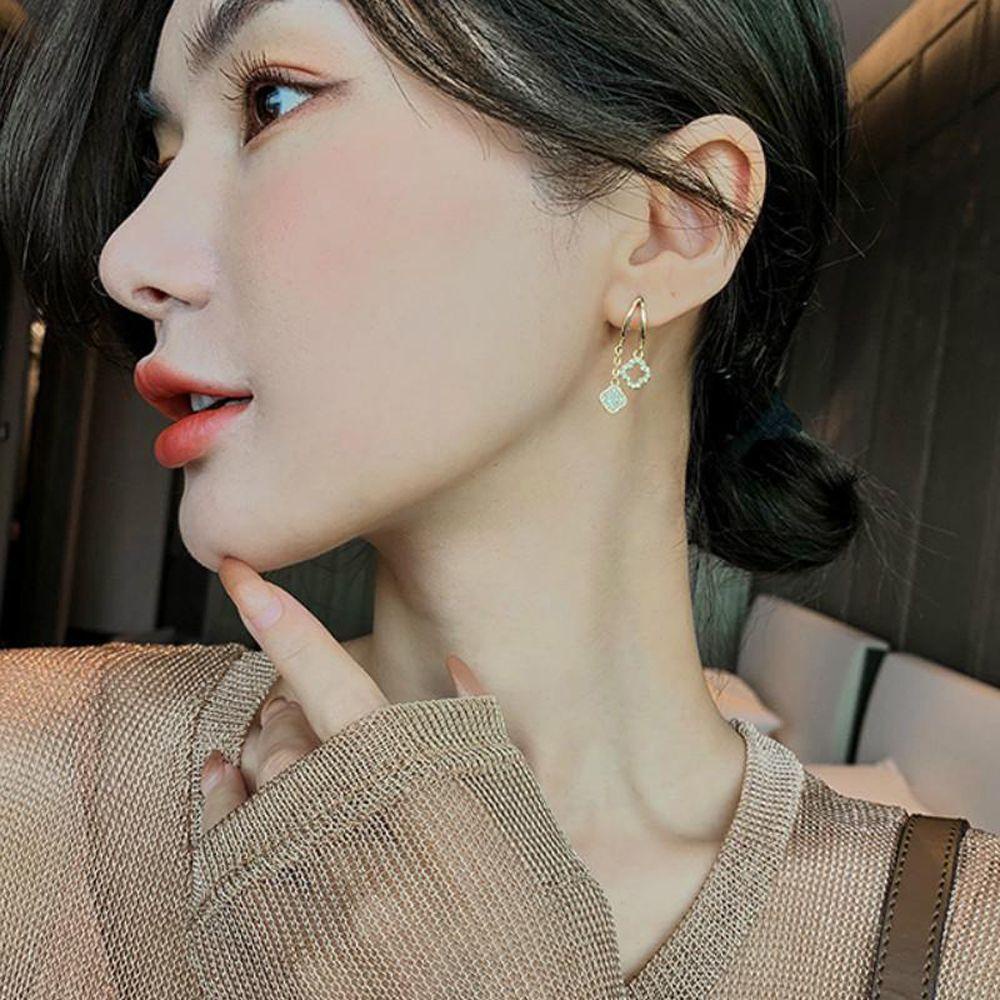 Mxbeauty Anting Wanita Musim Panas Sederhana Elegan Semanggi Indah Temperamen Bunga Telinga Stud