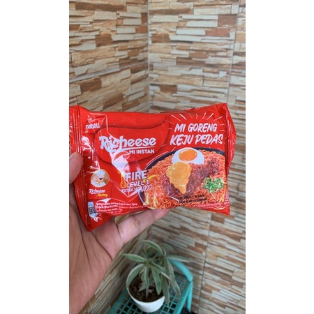 

Richeese mie goreng keju pedas level 3