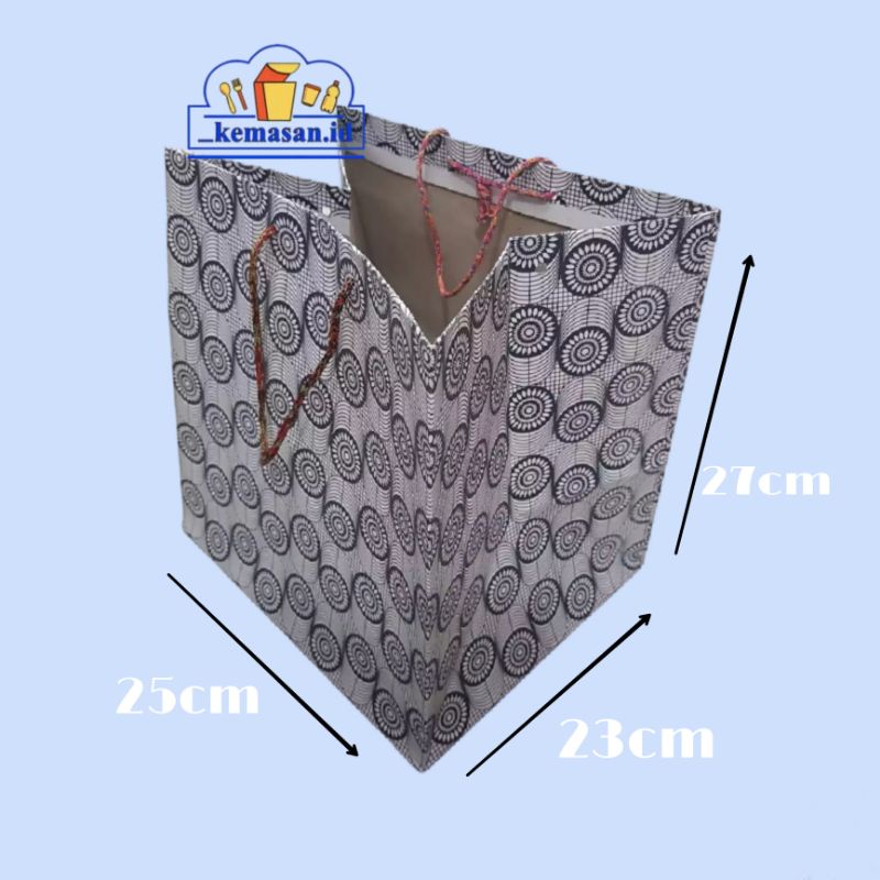 

Tas Kertas Batik Nasi/Pudding R10B Tebal 250 GSM 25x23x27 (1 Lusin)