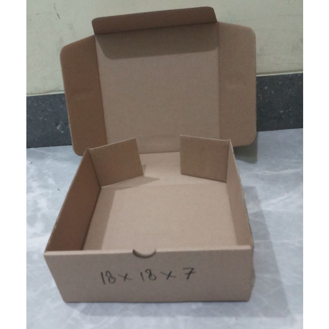 

Kardus model Pizza 18x18x7 cm Polos Baru
