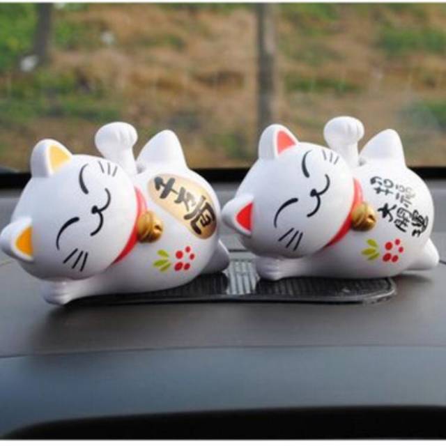 Boneka Figure Pajangan Mobil Solar Power Kucing Rezeki Jepang Maneki Neko Kucing Pengundang Rezeki