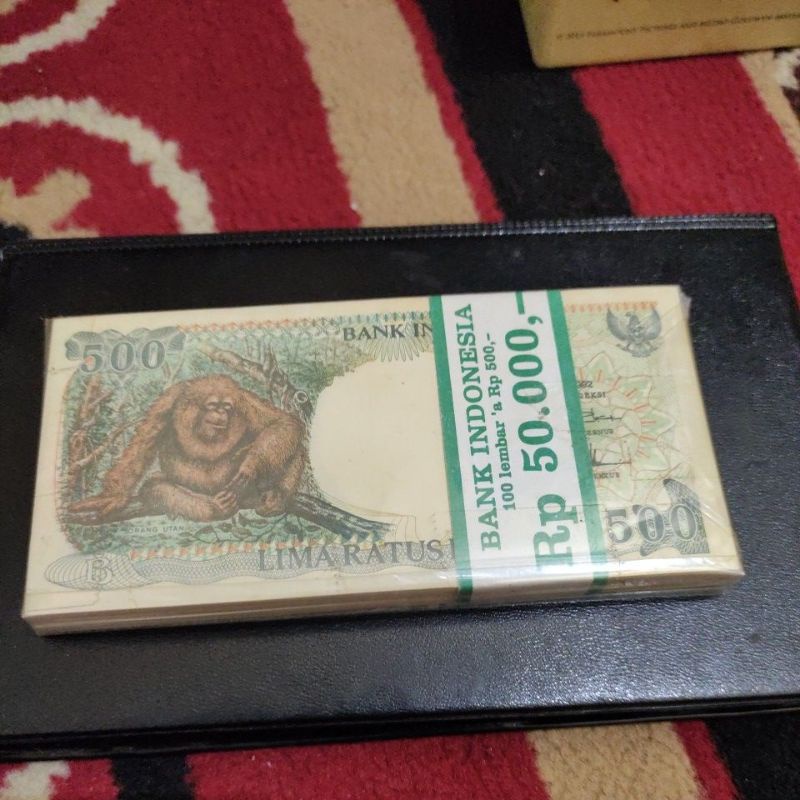 100 lembar uang 500 orang utan