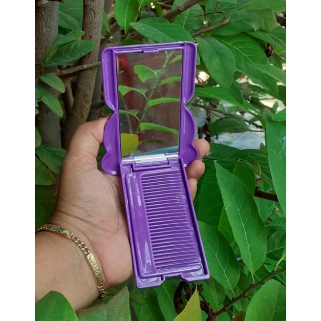 Kaca lipat mini karakter.