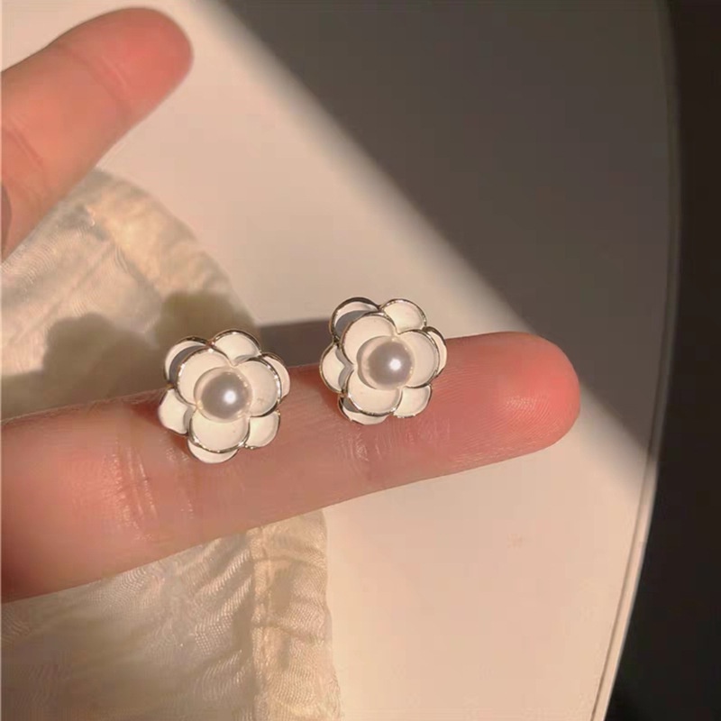 Anting Stud Desain Bunga Camellia Warna Putih Gaya Korea Untuk Wanita