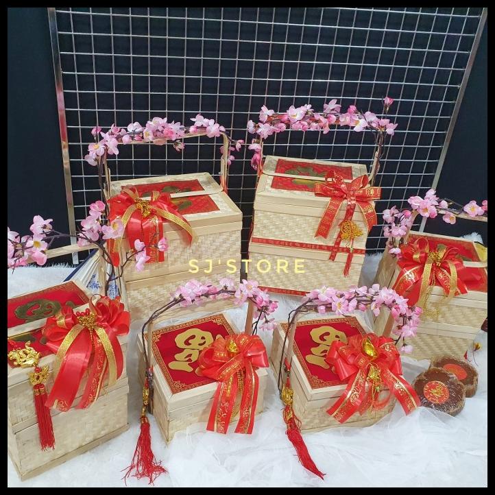 

Chinese New Year Box Hampers Kue