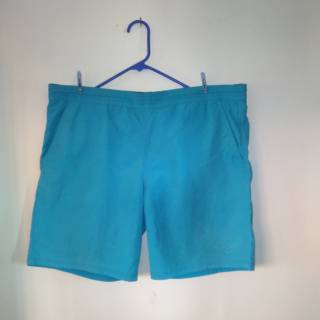  Celana  pendek  pria warna  biru  dary fit bahan polyester 