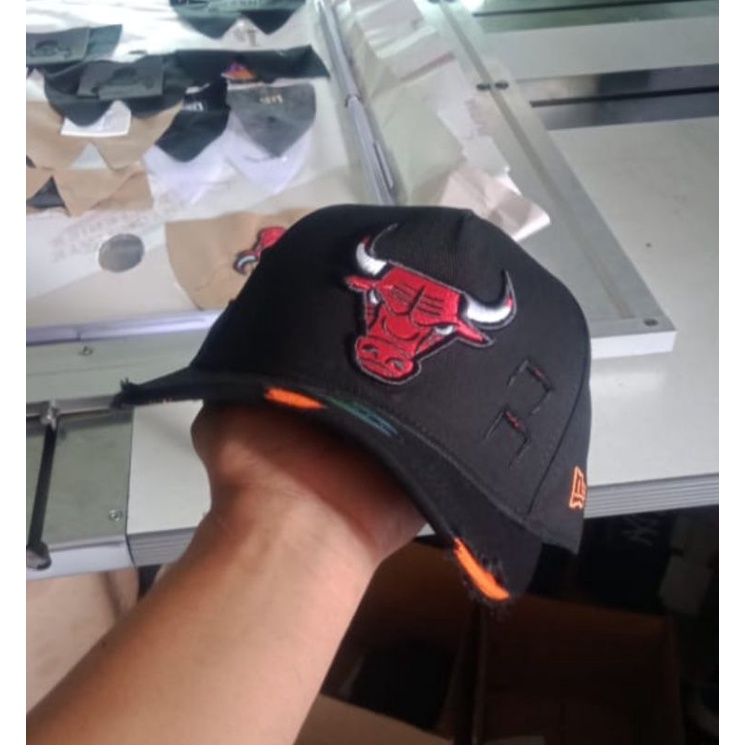 Damage Hitam / Logo Bulls Merah Putih / 9Forty A Frame
