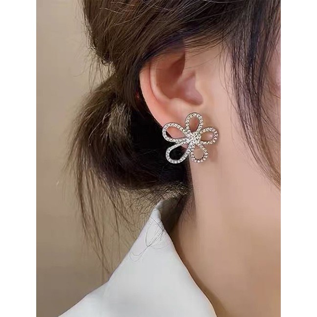 LRC Anting Tusuk Fashion Gold Color Rhinestone Flower Cutout P82307