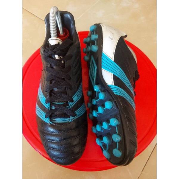 SEPATU SECOND BRANDED "BOLA UMBRO"