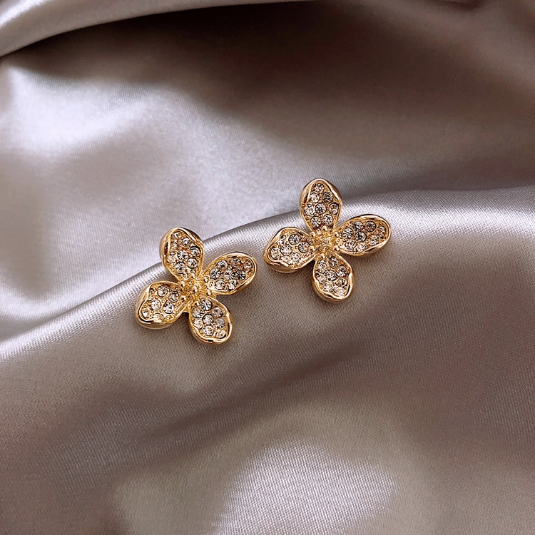 Empat daun bunga anting-anting sederhana gaya dingin petite anting-anting perempuan sterling silver