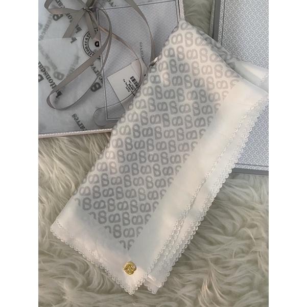 Buttonscarves Tapis Square Vanilla Satin PRELOVED