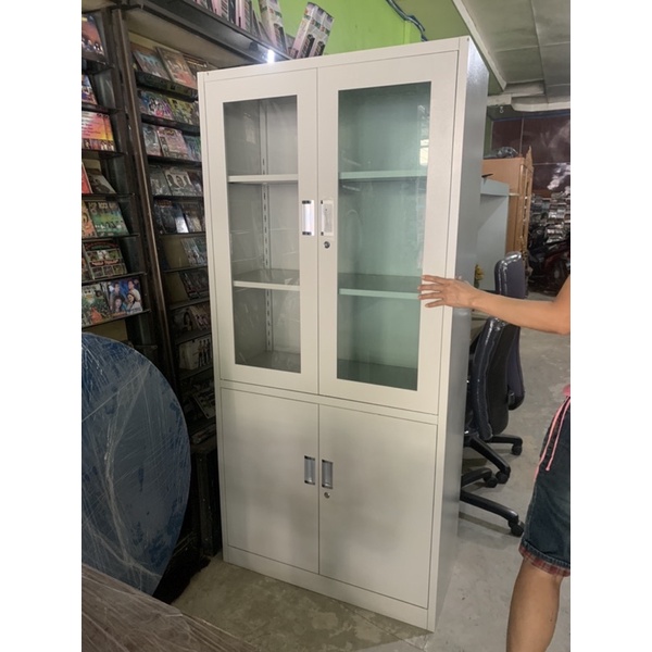 lemari 4 pintu setengah kaca