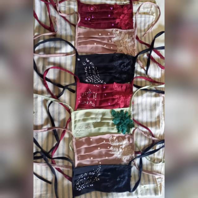 Masker kain motif bunga