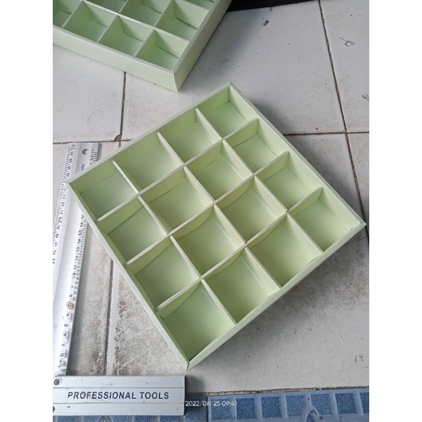 

SAGARA BOX - sekat 16 ( 5,5 cm persekat dan tinggi box 3,5 cm) - sekat 16 ukuran 5,5 x 5,5 x 3,5 )
