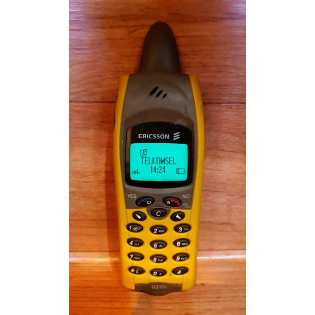 HP Jadul Ericsson R310 R310s Outdoor Sirip Hiu Mulus Kuning Ada Lidah Bawah Not E90 or 9500 or 8810