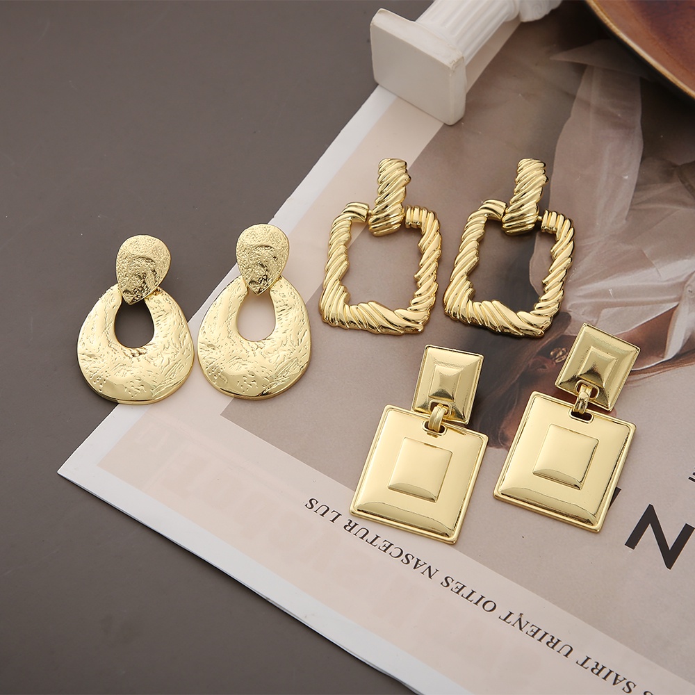 IFYOU Anting Stud Desain Bunga Bahan Metal Warna Emas Gaya Retro Untuk Wanita