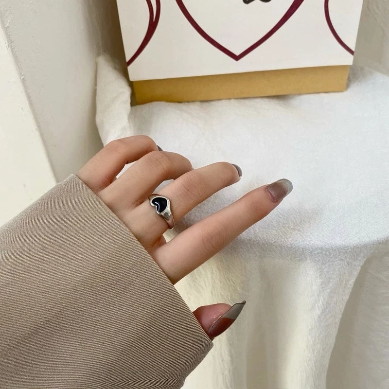 1pc Cincin Model Terbuka Desain Hati Warna Hitam Gaya Retro