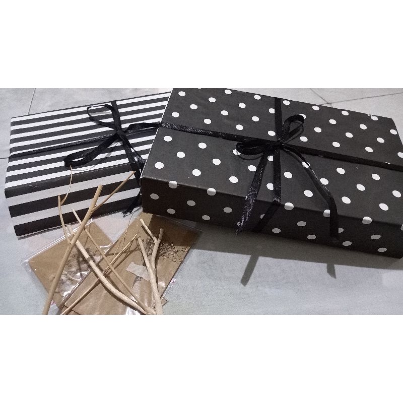 

gift box/box hampers/box kado monokrom