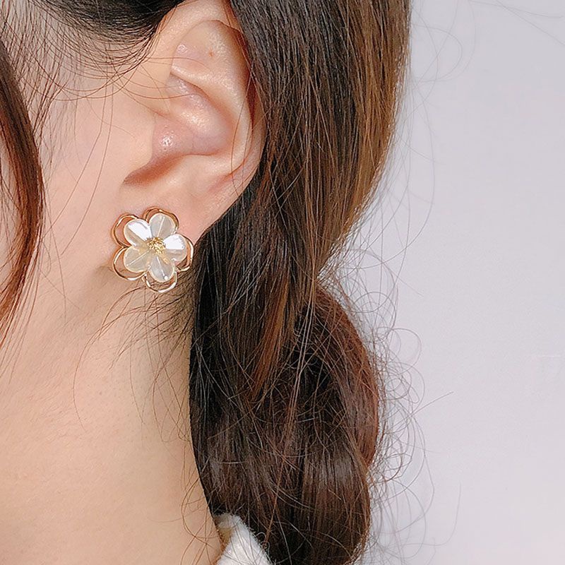 Tyra Earring/Anting bunga putih Korean Style