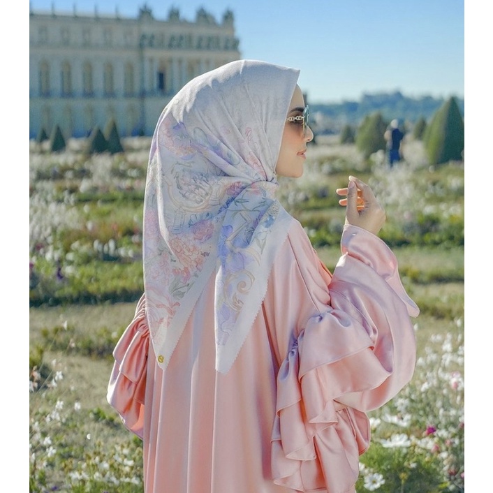 Buttonscarves Wonderland in Pearl