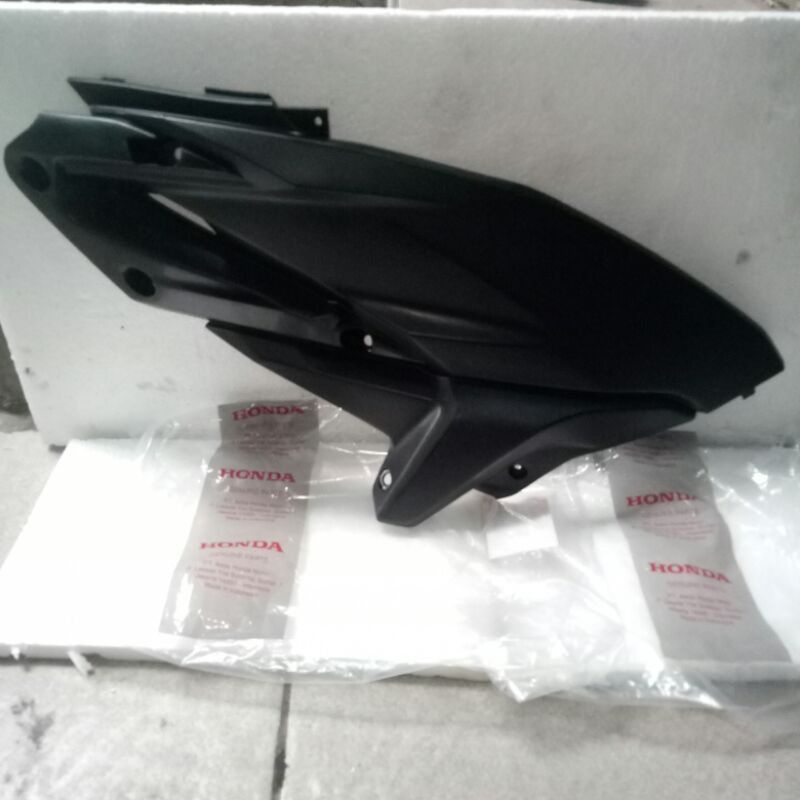 Cover Sambungan Body Samping Kanan Vario 125 FI lama KZR 2012 2014 Original