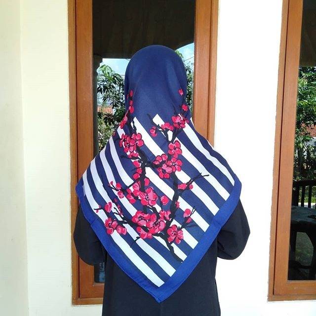 Jilbab Motif Azara Stripe white navy