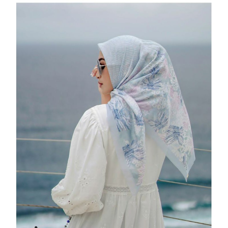 Preloved Buttonscarves les amities baby blue