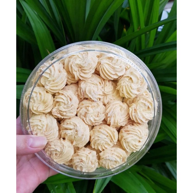 

kue sagu keju (asli bikinan sendiri Home Made) memakai bahan-bahan pilihan premium yang berkualitas dijamin enak dan lezat kuenya