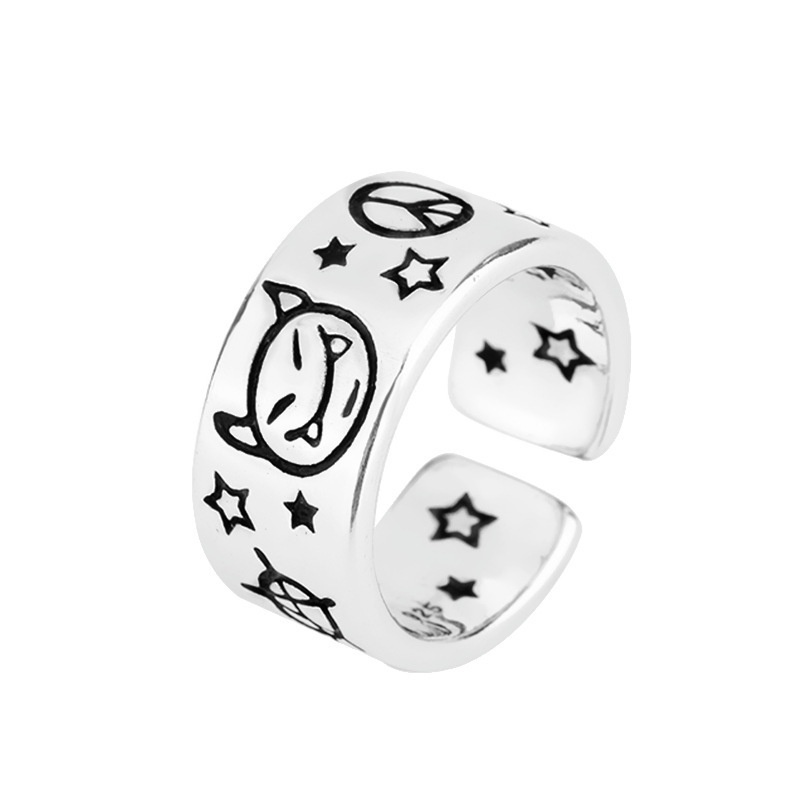 Cincin Desain Wajah Setan Tersenyum Bahan Stainless Steel Warna Emas Gaya Retro Untuk Wanita