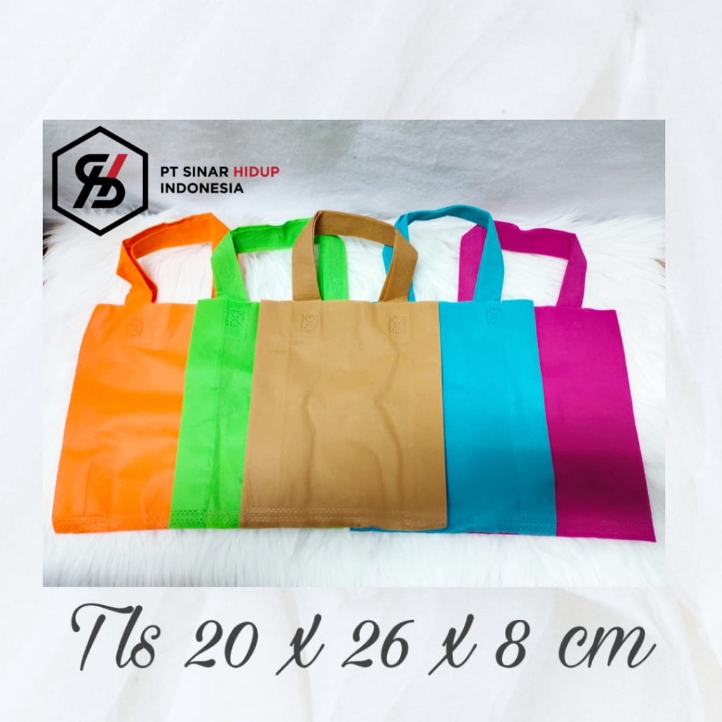 

Goodie Bag Tls 20 x 26 Spunbond Tote Bag Press Tali Sourvenir Weding Ultah Hajatan Perlusin ( 12 Pcs )