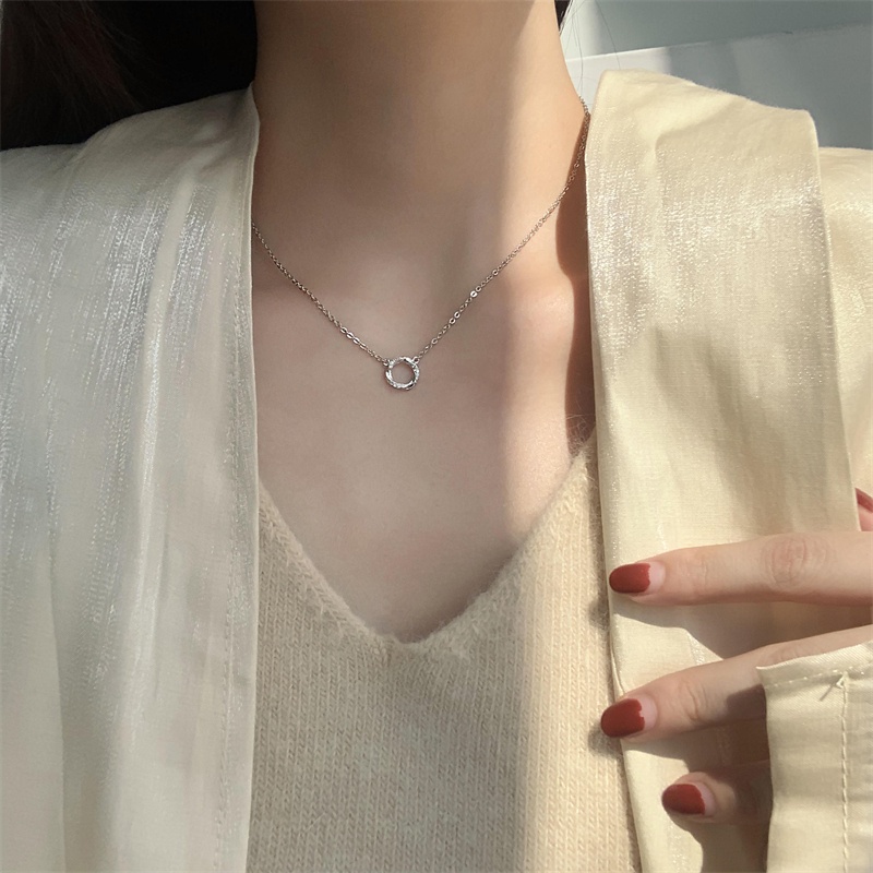 Kalung Rantai Emas 18k Dengan Liontin Cincin Mobius Untuk Wanita