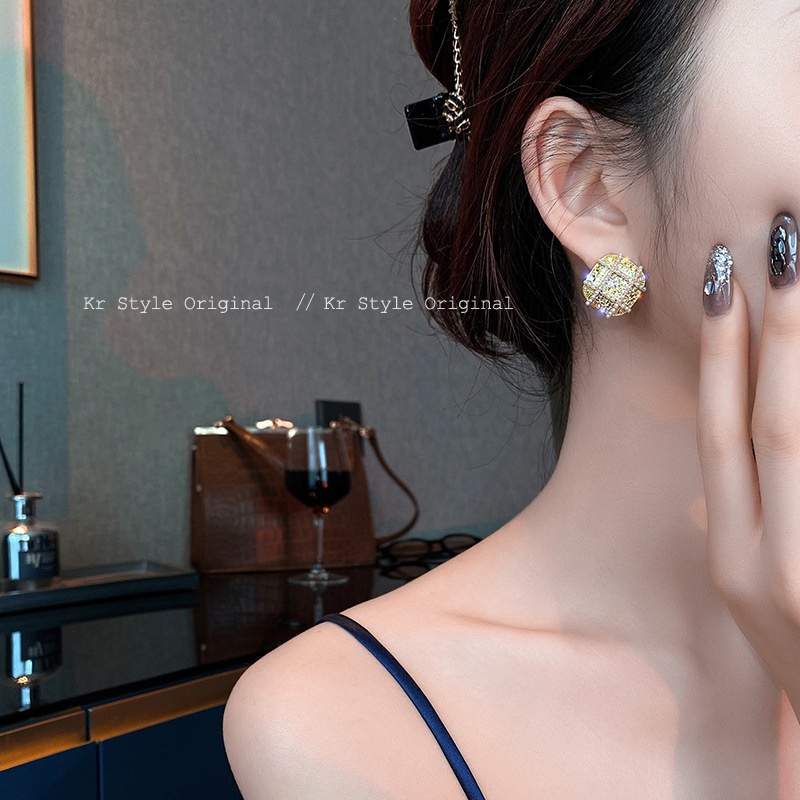 Anting Tusuk Aksen Mutiara Imitasi Simple Ala Korea Untuk Wanita