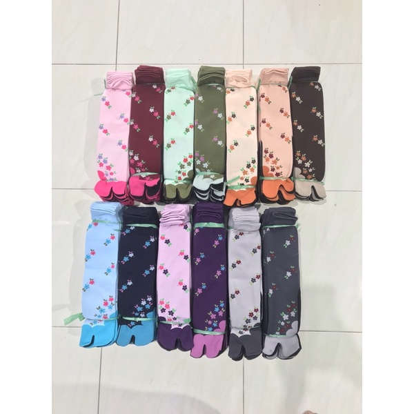 Satu Pasang Kaos Kaki Jempol Nylon Motif Floral