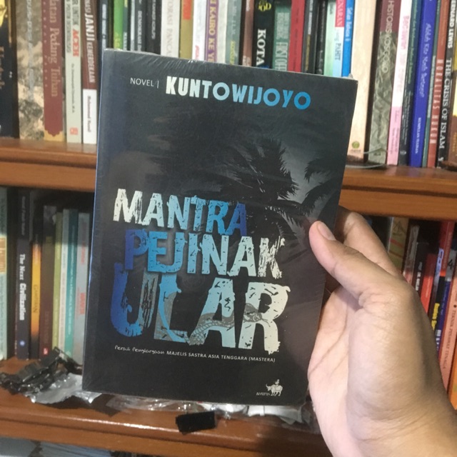 Mantra Penjinak Ular. Kuntowijoyo