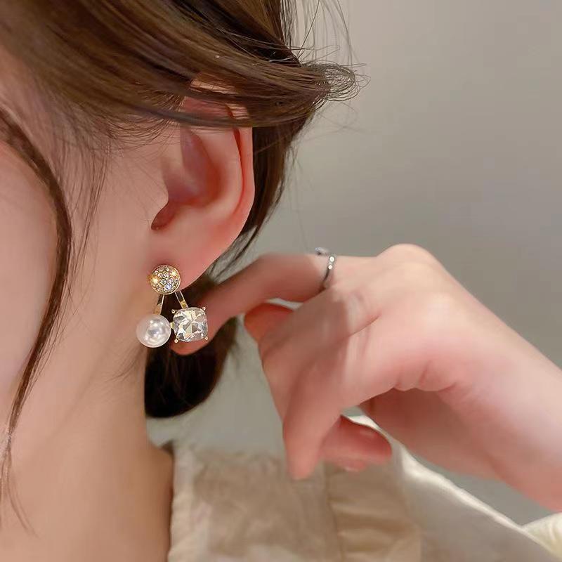 Anting Stud Bentuk Persegi Aksen Mutiara Bahan Zirkon Gaya Vintage Untuk Wanita