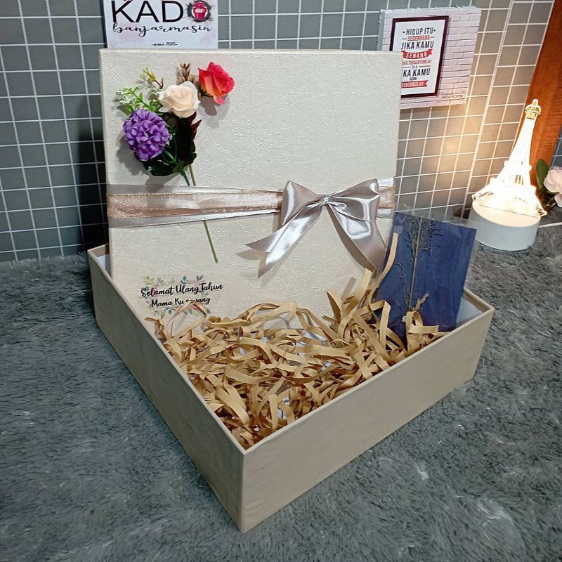 

Box kado decor bunga + nama + aksesoris
