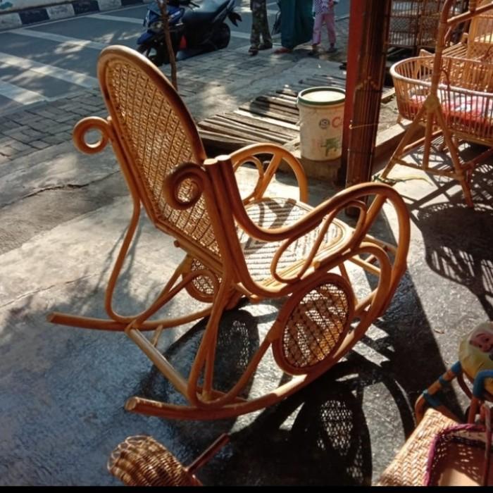 Kursi Goyang Rotan Santai Untuk Dewasa