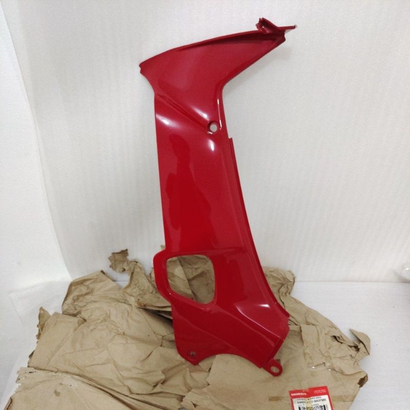 Cover L M Pipe MRD Cover Sayap Dalam bagian Kiri warna Merah Honda Supra Original 64450-KEV-880FMK