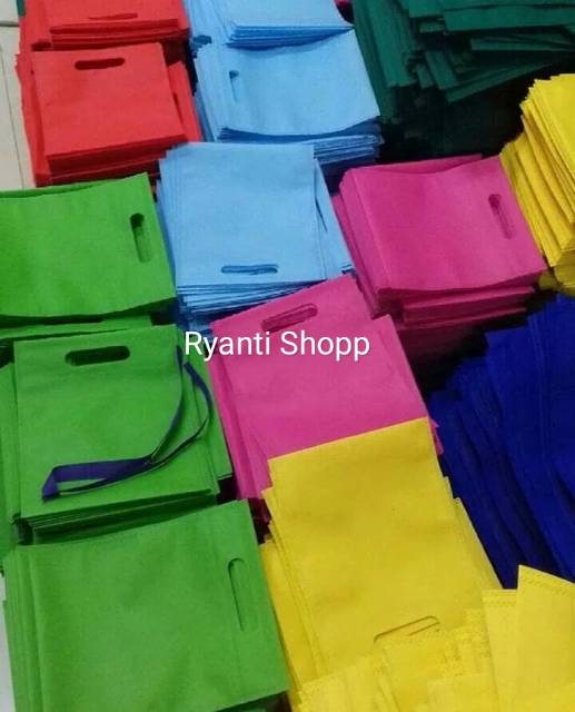 Tas Spunbond 75gsm model Plong/Oval uk25x35 cm / d cut /  spunbond / Plong / kain / press / kantong / Totebag / goodie / souvenir