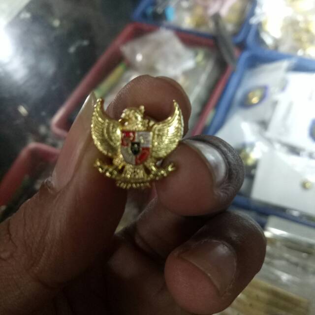 Pin garuda cor kerah